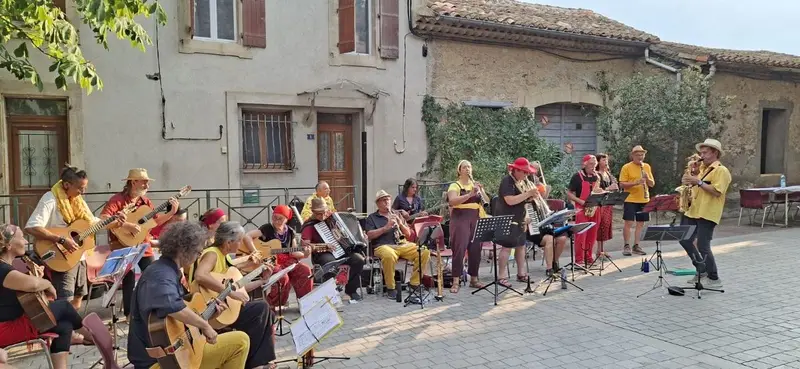 Concert sur une place de village
