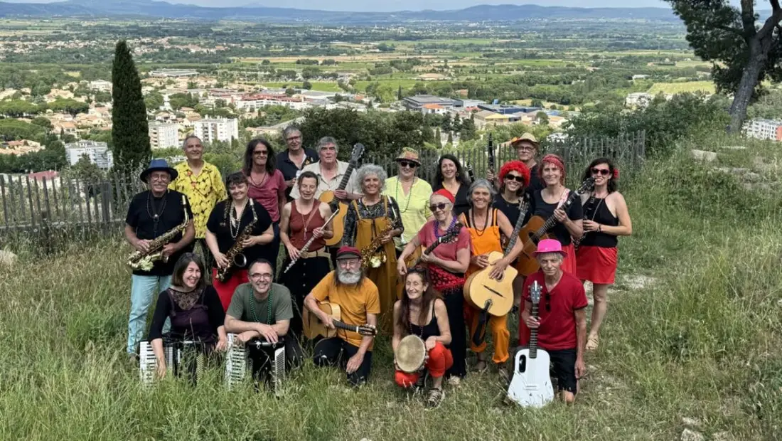 Les trente fanfarons de Du Monde aux Balkans réunis sur une colline au-dessus de la vallée