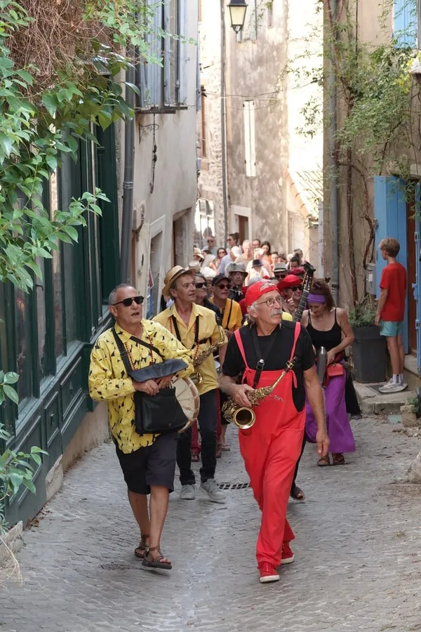 Les fanfarons dans une ruelle