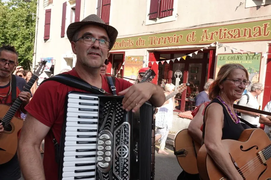 Les fanfarons en déambulation dans une ruelle d'Olargues