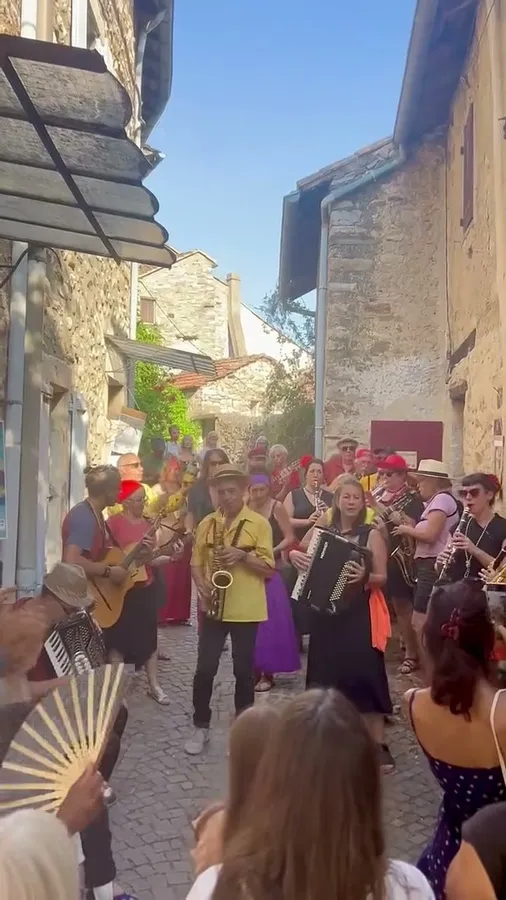 La fanfare joue devant le public